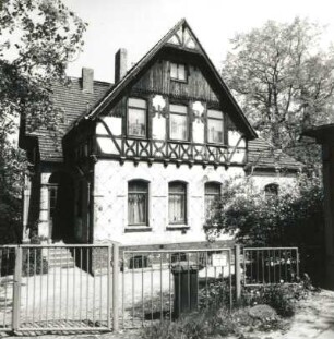 Dresden-Cossebaude, Bergstraße 4. Villa (Kindergarten) (um 1890). Ansicht von Süd-Südwesten mit Einfriedung