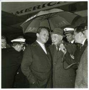 Ankunft des ehemaligen Bundespräsidenten Heuss auf dem Flughafen Berlin-Tempelhof