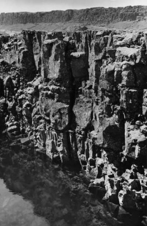 Vulkanische Erdspalte im Lavafeld von Thingvellir, Island