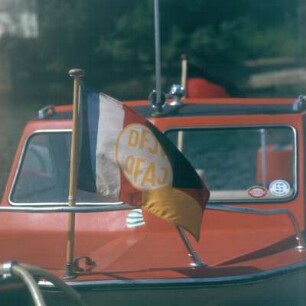 Travemünde. Segelzentrum. Wimpel des Deutsch-Französischen Jugendwerkes