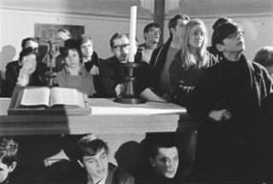 Teilnehmende beim Politischen Nachtgebet. Erstabdruck: Anselm Weyer: Liturgie von links. Dorothee Sölle und das Politische Nachtgebet, Hrsg. für die Evangelische Gemeinde Köln: Markus Herzberg; Annette Scholl, Greven Verlag Köln, 2016.