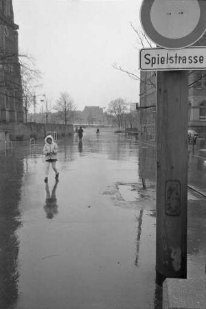 Spielstraße am Westende der Ludwig-Wilhelm-Straße beim Durlacher-Tor-Platz.