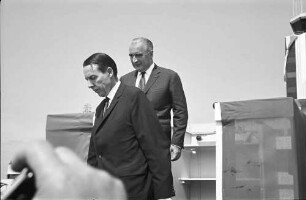 Basel (CH) - Mulhouse (F): Französischer Staatspräsident Pompidou und Schweizer Bundespräsident Hans-Peter Tschudi auf Rednerpult