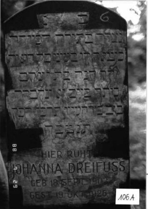 Grabstein 106 (Index: 100101344) Material: Granit Zustand: gut Maße HxBxT: 149x55x26 cm Beschreibung: Stele, Sockel, Segmentbogenabschluß: Grabstein 106A