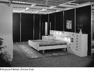 Ausstellungskoje mit Schlafzimmermöbeln des VEB Thüringer Möbelkombinat Suhl