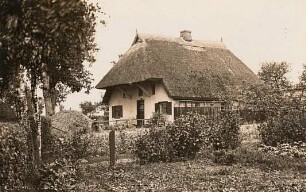 Niehagen, Bauernhaus : Niehagen (Ahrenshoop-Niehagen). Strohgedecktes Bauernhaus mit Krüppelwalm (Kröpelwalm)