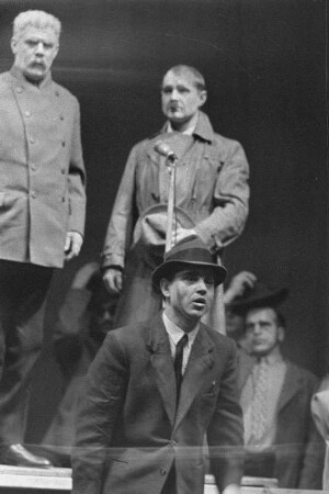 Szenenbilder aus "Der aufhaltsame Aufstieg des Arturo Ui" von B. Brecht. Mit E. Schall in der Titelrolle, R. Drexel als Betty Dullfeet, G. Naumann als Verteidiger O'Casey, W. Kaiser als Emanuele Giri, H. Hamacher als Ernesto Roma, H. Thate als Guiseppe Givola, G. Biewer als Butcher, J. Kamper als Gastwirt, N. Christian als Clark, M. Flörchinger als Mulberry, G.-A. Koch als Schauspieler u. a. Berliner Ensemble, 18.03.1959 : Theaterstück in siebzehn Szenen