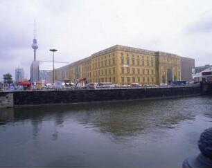 Berlin-Mitte. Bausimulation des Stadtschlosses. Blick über die Spree gegen ehemaligen Palast der Republik und Fernsehturm