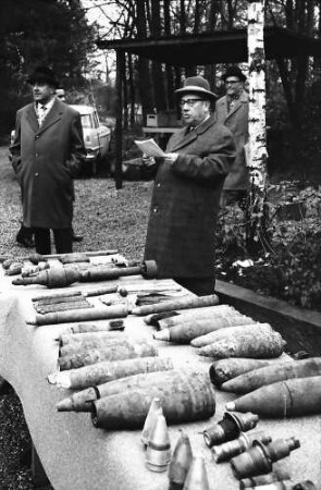 Breisach: Rheinwald bei Breisach; Kampfmittelbeseitigung, auf Tisch zusammengetragene Munition mit Regierungspräsident Dichtel