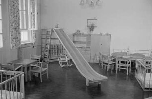 Ein mit Spielzeug und Sitzmöbeln ausgestattetes Zimmer eines Kindergartens