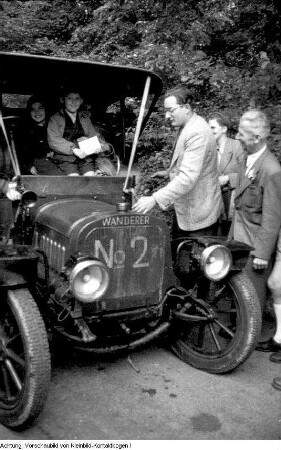 Dresden. 750-Jahr-Feier Dresden: Tag der Gewerkschaften, Veranstaltungen - Kinderfest u.a. mit historischen Automobilen, Pioniereisenbahn im Großen Garten, Fahrt in einer Straßenbahn - Gondelfest - Modenschau auf der Freilichtbühne "Junge Garde" im Großen Garten, etc., Juni 1956 (außerdem: Radrennbahn Bärnsdorfer Straße)