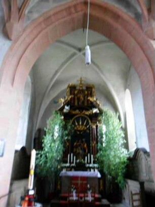 Kirchturm Innen-Triumphbogen und anschliesender Turmchor (im Kern spätromanisch - gotisch überarbeitet) mit Ausstattung der Barockzeit in Übersicht