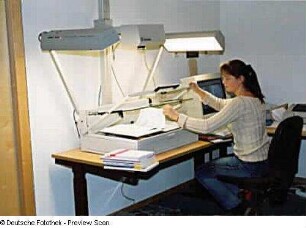 Benutzerin beim Scannen