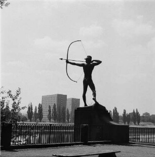 Dresden-Neustadt, Königsufer. Plastik "Bogenschütze" (Bronze, überlebensgroß; 1902, E. M. Geyger)