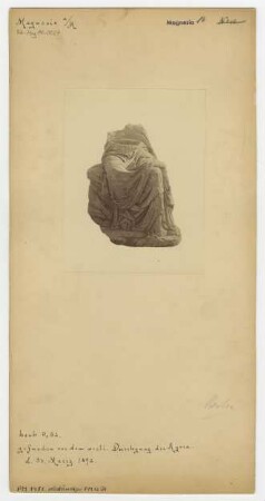 Statue einer sitzenden Frau aus Magnesia am Mäander