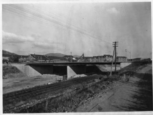 Bahnbrücke über Fluss
