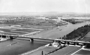 Rheinbrücke Frankenthal (Theodor-Heuss-Brücke), km 565,185 - 566,014 Bau der Betonfahrbahndecke Fahrbahn Saarbrücken - Mannheim. Rechts im Bild Widerlager Mannheim Baubeginn: Oktober 1938, Einsturz der Stahlbrücke: 12.12.1940, Einstellung der Arbeiten: Ende 1941,Weiterbau: April 1949, Verkehrsübergabe Fahrbahn Mannheim - Saarbrücken: 9.9.1950, Bau der Fahrbahn Saarbrücken - Mannheim: August 1960 -September 1963. Endgültige Fertigstellung: 12.6.1964.