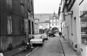 Rüdesheim: Straße, Hintergrund Tor
