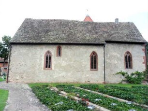 Eichel-Ansicht von Süden-Romanisches Langhaus mit Rechteckchor - Gotisch überarbeitet (Einbruch großer Maßwerkfenster)- sowie erhaltenem Lanzettfenster (einst -festes- Langhaus)