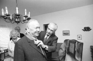 Freiburg: Wohnung Littenweiler; Regierungspräsident Person überreicht Bundesverdienstkreuz für Prof. Dr. Friedrich Walter Meyer, Freiburg
