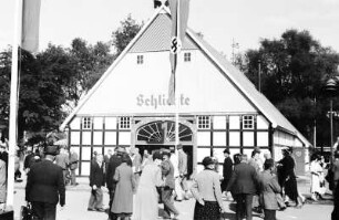 Messehaus auf der Reichsnährstandausstellung 1939 : Ein Besucherhaus auf der 5. Reichsnährstand-Ausstellung 1939 in Leipzig. Im Vordergrund Besucher.