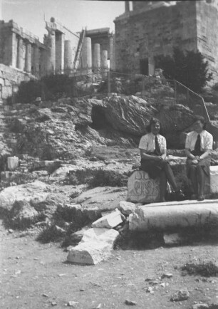 Athen. Akropolis (450ante). Ansicht mit zwei Luftwaffenhelferinnen gegen Propyläen