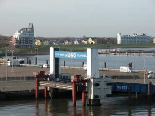 Cuxhaven - Hafengelände mit Ro-Ro-Terminal : Ro-Ro-Terminal im Seehafen von Cuxhaven, aufgenommen am 24. November 2004