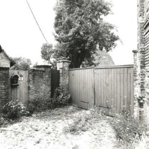 Schkeuditz-Kursdorf, Am Schulplatz 5/6. Gehöfte (19. Jh. Nr. 5, um 1900 Nr. 6). Toreinfahrten