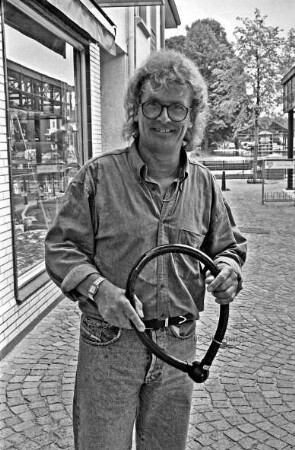 Lehmann, Klaus: Fahrradhändler aus Ahrensburg mit einem Fahrradschloss