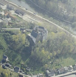 Scharfenstein. Burgberg mit Burg (Gründung 2. H. 12. Jh.). Blick über die Zschopau. Luftbild-Schrägaufnahme von Nordnordosten