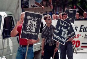 Rechtsextreme bei einem Aufmarsch von Neonazis am 15. Juli 1999 in Hamburg-Bergedorf protestieren gegen die Wehrmachtsausstellung