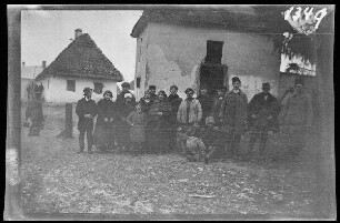 Illawcze (=Ilavche, Ukraine): vor dem Kirchof ("Rückkehr von Galiziern nach Sorocko")