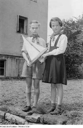 Zwei Kinder mit einem Schiffsmodell