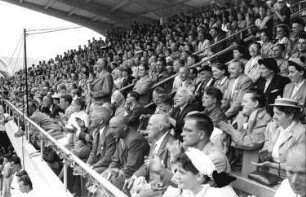 Freiburg: Vorführung im Mösle-Stadion; Publikum auf der Tribüne