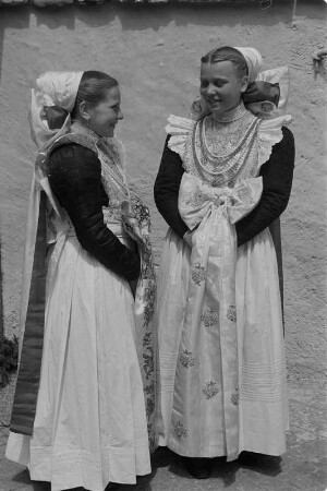 Mädchen als Brautjungfern in sorbischer katholischer Tracht. : Družce na kwasu w čornym pjezlu.