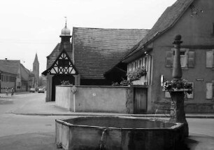 Bötzingen: Brunnen vor der katholischen Kirche und Hauptstraße
