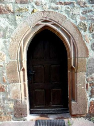 Friemen-(Evangelische Kirche) - Kirchturm von Süden - Tür mit gotischem Gewände (Kreuzstabprofilierung) wosie Baumeisterzeichen im Schlußstein (Bauinschrift)