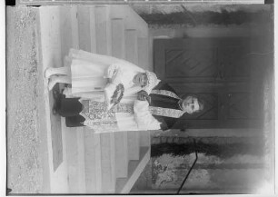 Primizfeier Burth, Krauchenwies; Priester mit Primizbräutchen vor dem Kircheneingang
