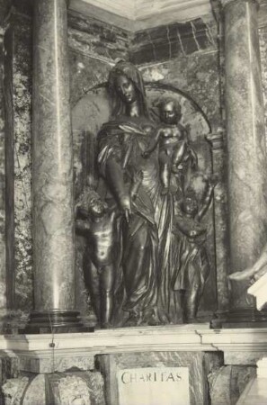 Freiberg, Dom. Fürstengruft (1585-1594, G. M. Nosseni). Standfigur Caritas