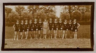 Siegreiche Schlagball-Mannschaft der Frauen des Hamburger St. Pauli-Turnvereins in Lübeck