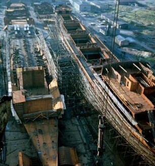 VEB Warnowwerft Warnemünde. Zwei Schiffsneubauten auf der Helling : Rostock-Warnemünde. VEB Warnowwerft Warnemünde. Zwei Schiffsneubauten auf der Helling