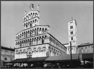Westfassade und Südseite mit Campanile der Kirche San Michele in Foro in Lucca