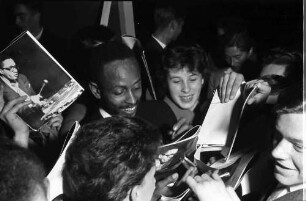 Donaueschingen: Donaueschinger Musiktage; Stadthalle; Modern Jazz Quartet; Percy Heath zwischen Autogrammjägern