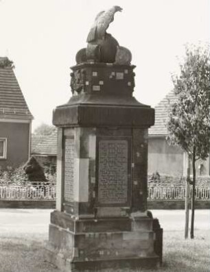 Denkmal für die Gefallenen des 1. Weltkrieges : Denkmal für die Gefallenen des 1. Weltkrieges. Sandstein (nach 1918). Schleife (Kreis Weißwasser), Friedensstraße