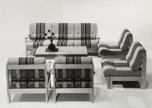 Couchtisch : Sitzgruppe (Sessel und dreisitziges Sofa) und Couchtisch (1973)
