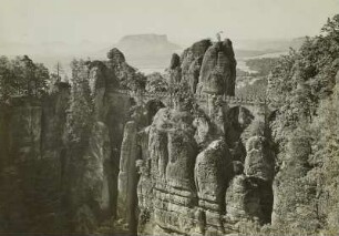 Sächsische Schweiz. Felsenburg Neurathen und Basteibrücke (1851; Sandstein, Länge 76,5 m). Blick vom Ferdinandstein nach Süden zum Lilienstein