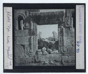 Khirbet Tezin, Basilika : Westportal