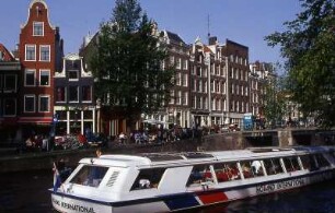 Amsterdam - Grachtenboot : Grachtenboot und Häuser. Aufgenommen in Amsterdam 2001