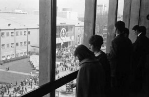 Basel: Blick von der neuen Messehalle auf Rundbau, Vordergrund Personen