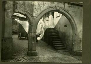 Haus 101: Tor mit Wappenschild im Schlußstein, 1719